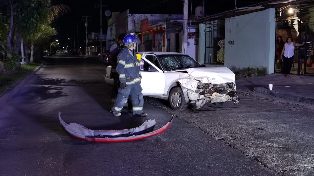 Joven destroza su automóvil en la colonia Justo Sierra en Ciudad del Carmen