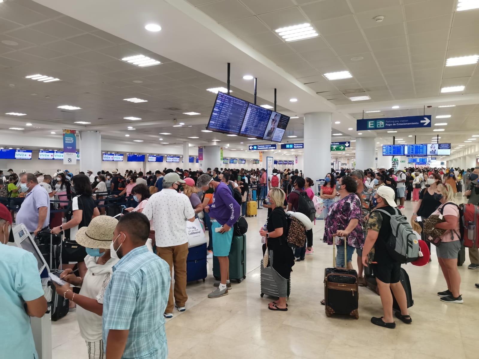 La terminal aérea en Cancún lució abarrotada este sábado