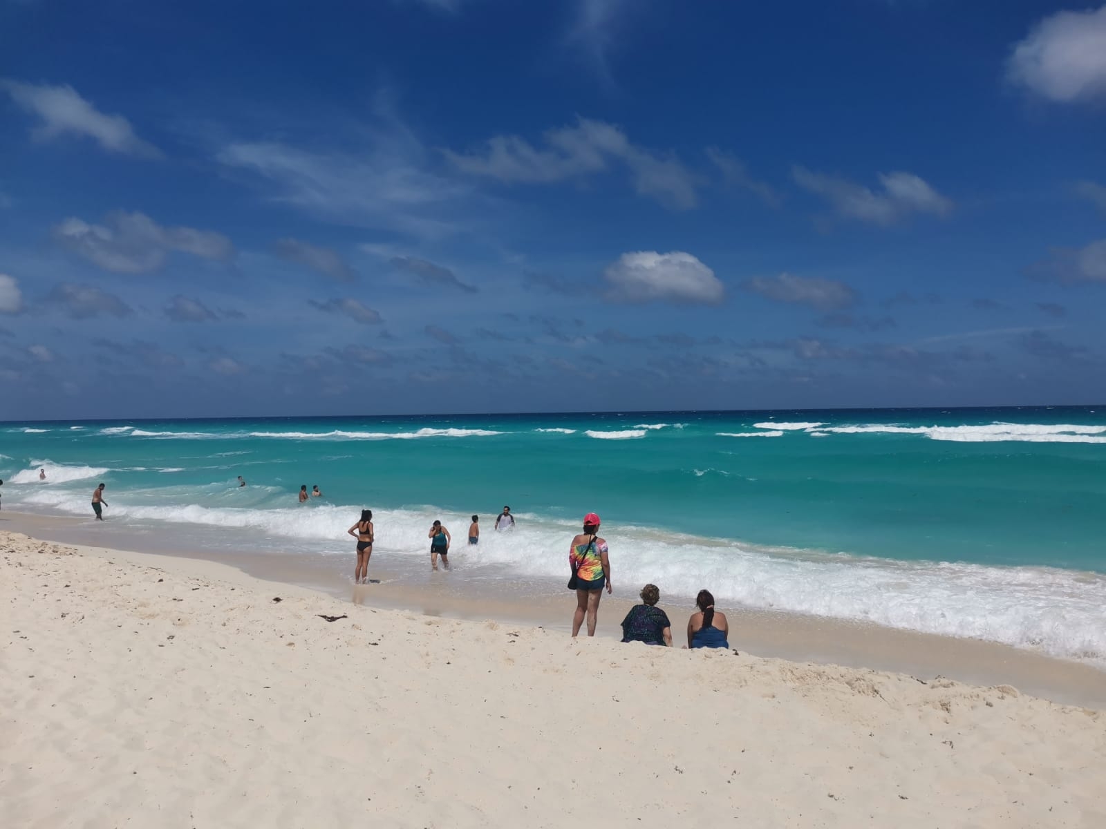 Se registra baja afluencia de bañistas en Playa Delfines de Cancún: EN VIVO