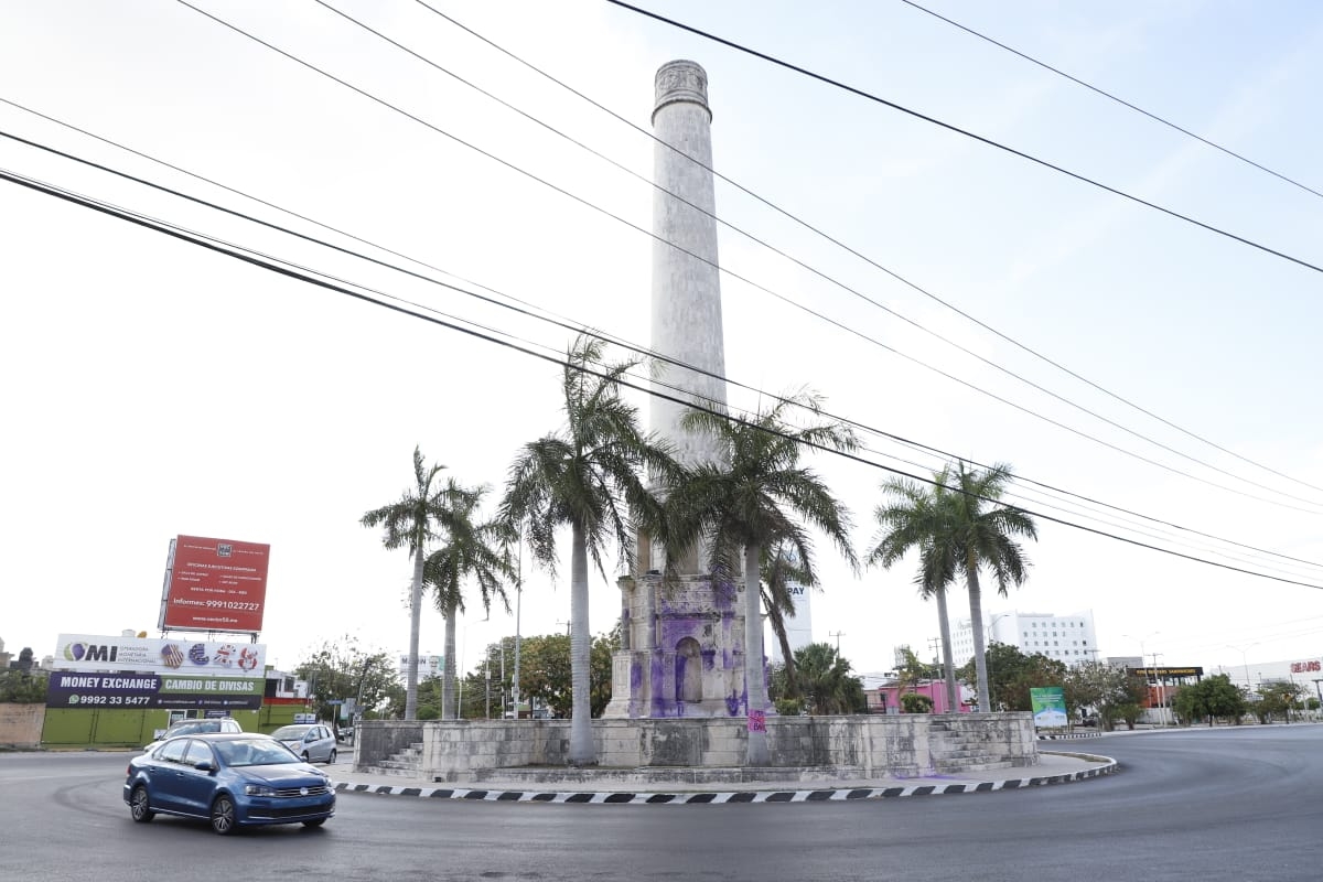 Mujeres pintan el Monumento a las Haciendas para protestar contra violencia en Mérida