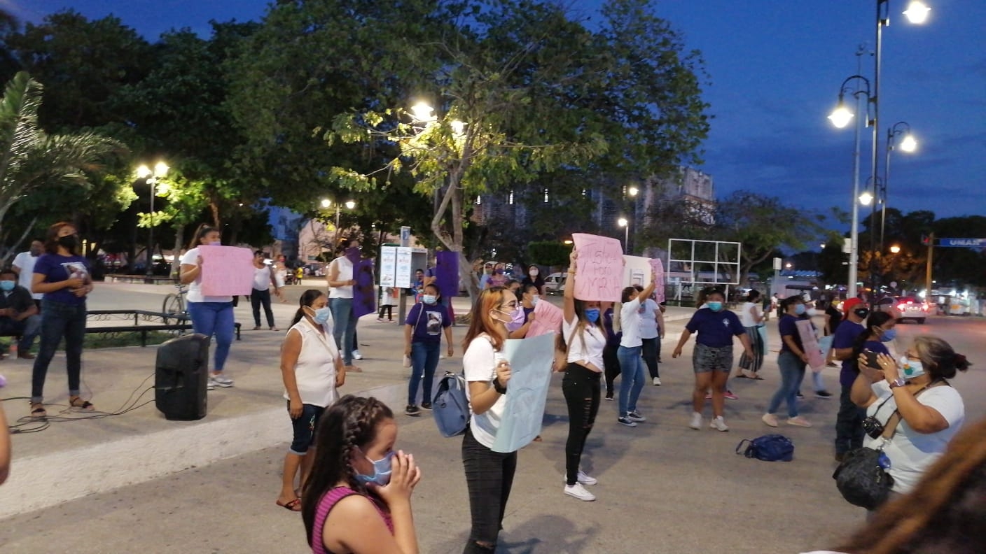 Los participantes en la manifestación caminaron más de dos kilómetros, hasta llegar frente al Palacio Municipal