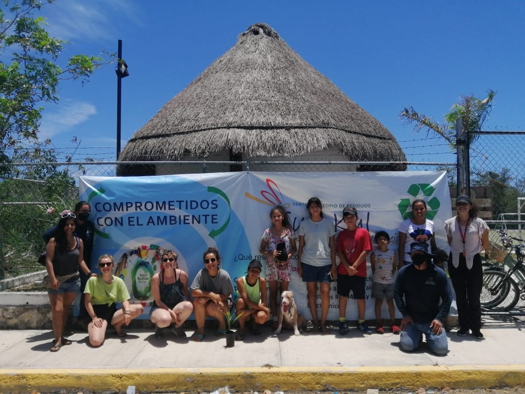 Ciudadanos acuden a la limpieza de residuos solidos en el ReciclaOthón de Mahahual