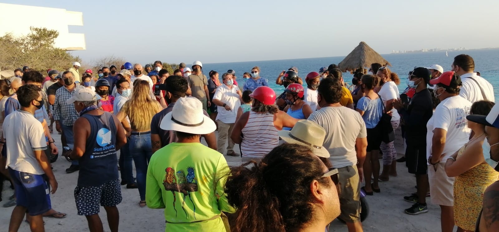 Se manifiestan en Isla Mujeres por la cancelación de obra en el mirador