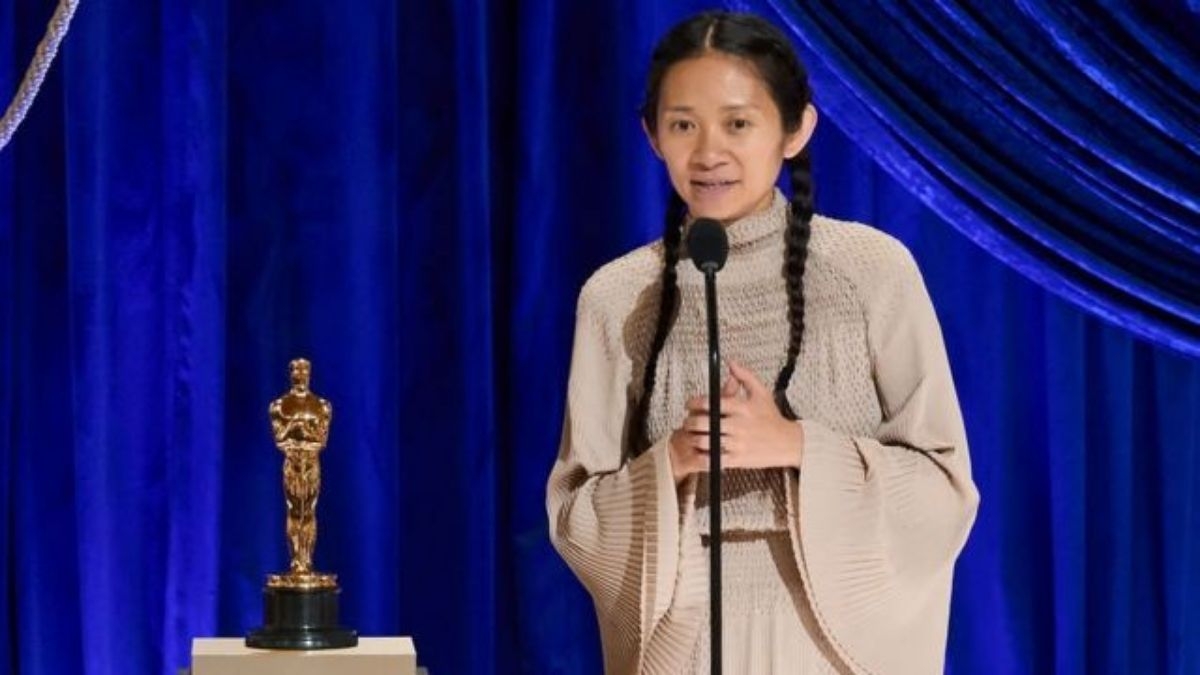 Chloé Zhao, recibe el premio a 'Mejor Director' por ‘Nomadland’