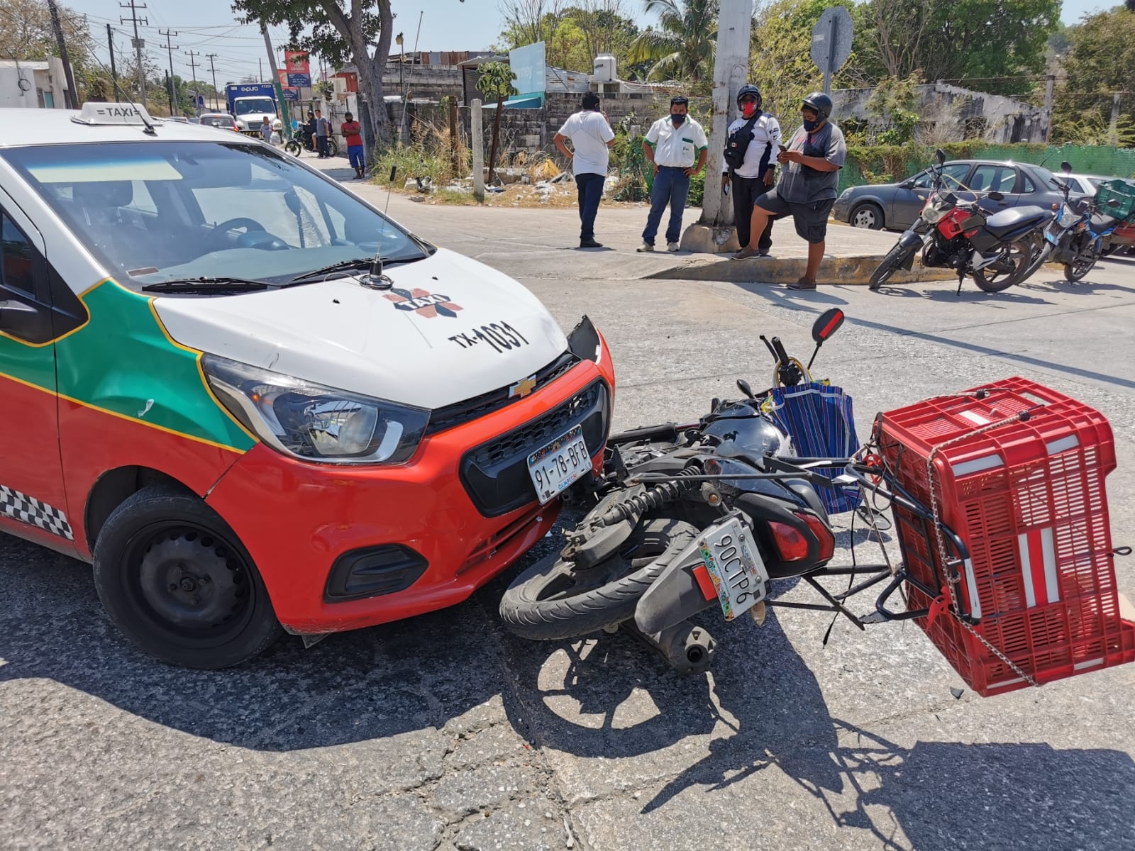 Motociclista sufre fuerte encontronazo contra un taxi en Campeche
