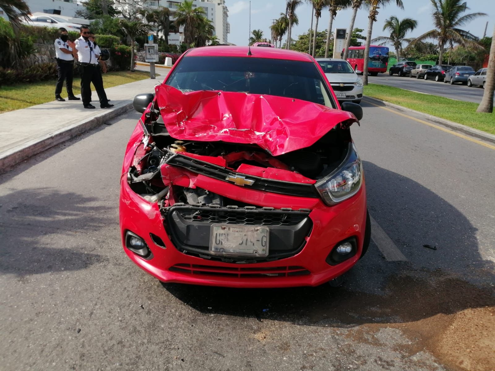 Choque entre automóvil y camión de servicio público termina con daños en Cancún