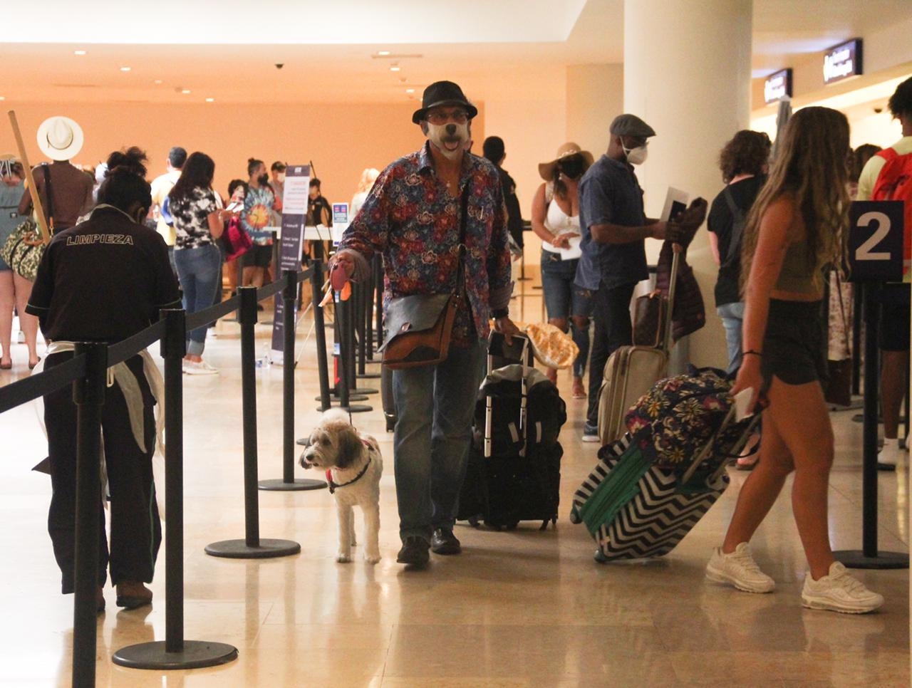 Viajero y su mascota causan sensación en el aeropuerto de Cancún: FOTOS