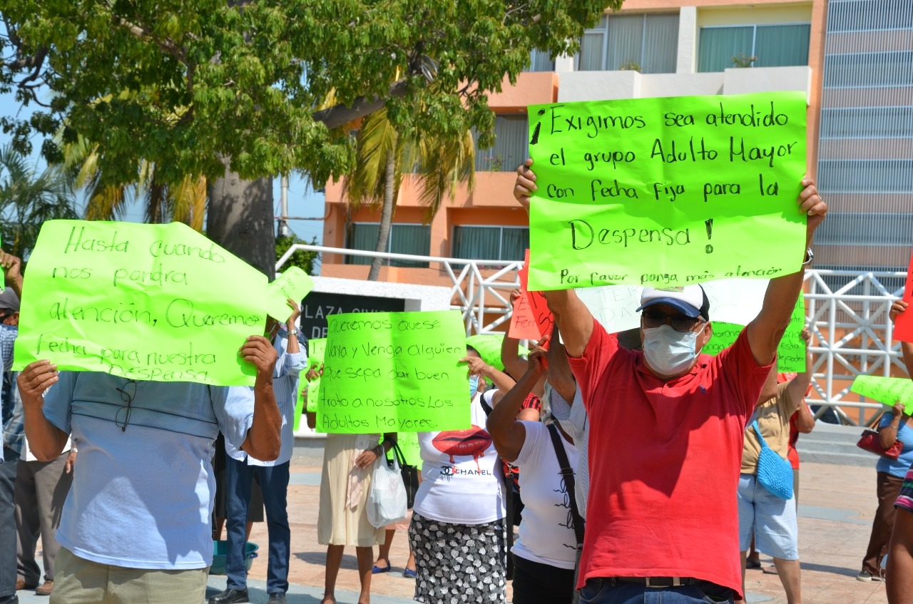 Adultos mayores se manifiestan contra el Ayuntamiento en Ciudad del Carmen