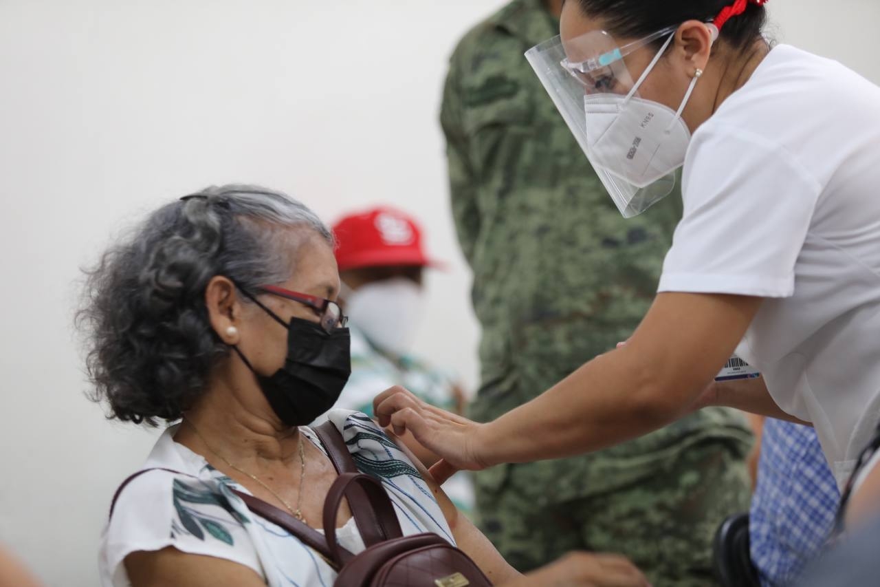 Abuelitos reciben segunda dosis de vacuna contra COVID-19 en Kanasín