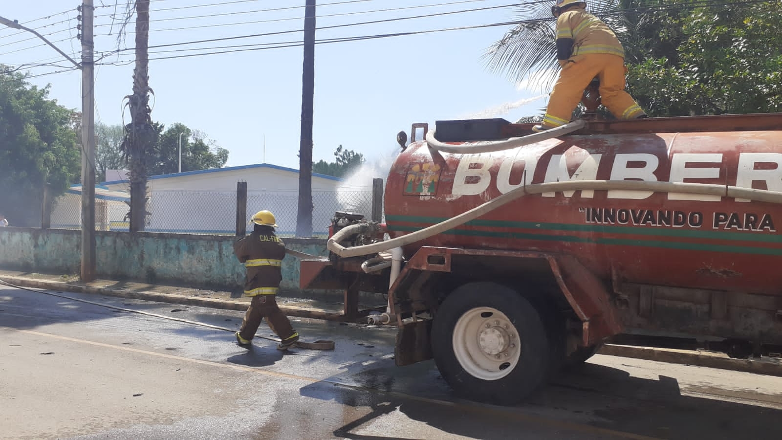 Para evitar un incidente mayor, los bomberos procedieron a realizar las labores de extinción de las llamas