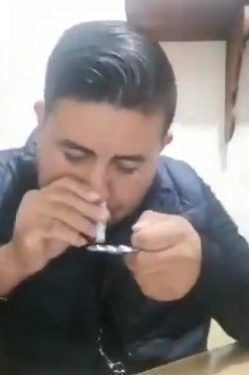 Difunden video de un policía del Edomex inhalando sustancias prohibidas