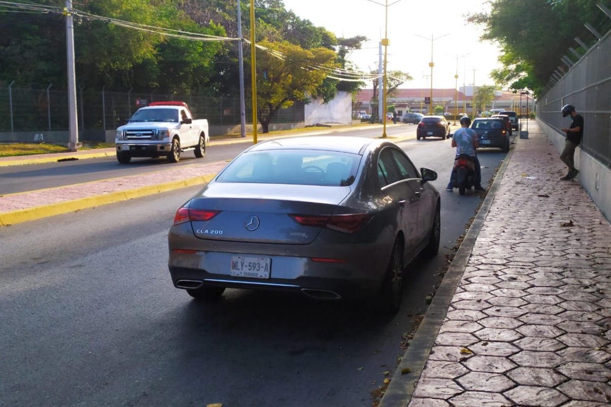 El único lugar en el cual está permitido detener las unidades es en el estacionamiento que tiene un costo de 10 pesos por hora