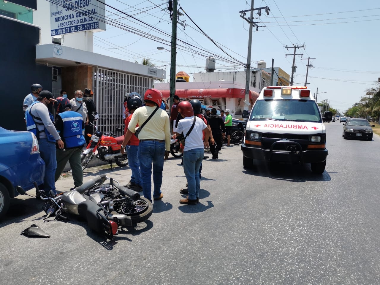 Ciudad del Carmen: Mujer atropella a un motociclista, abandona su camioneta y huye