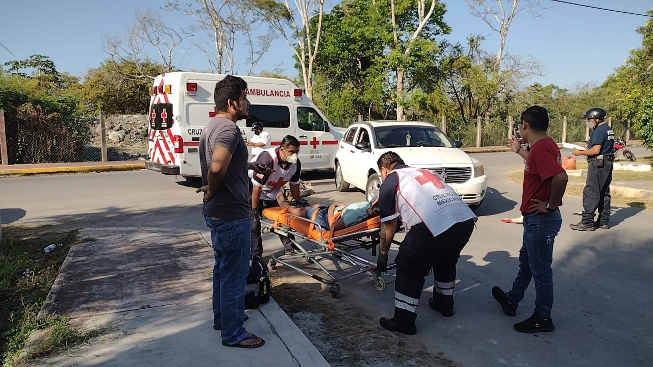 Camioneta se estampa contra mujer motociclista en Felipe Carrillo Puerto