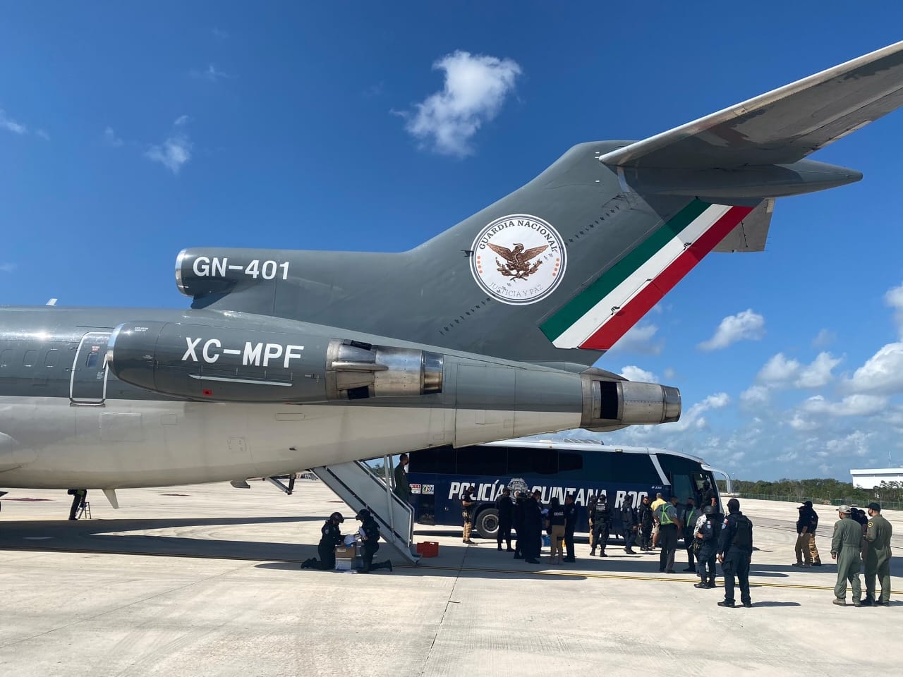 Una avión de la Fuerza Aérea Mexicana los trasladó