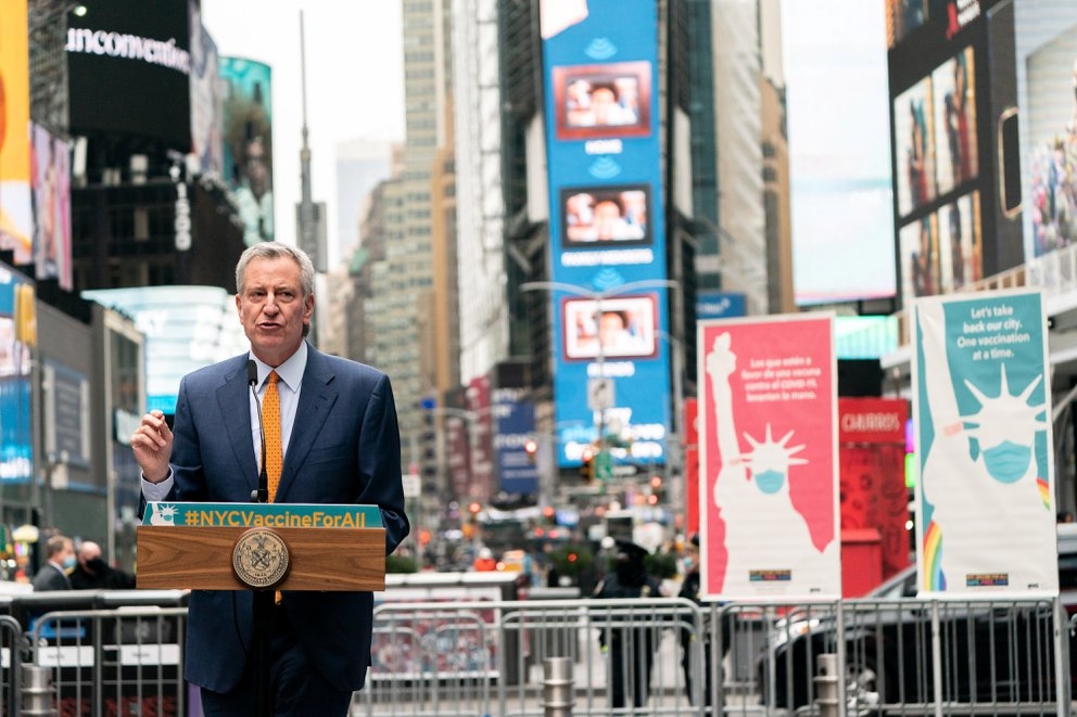 Bill DeBlasio dando un discurso en Boradway