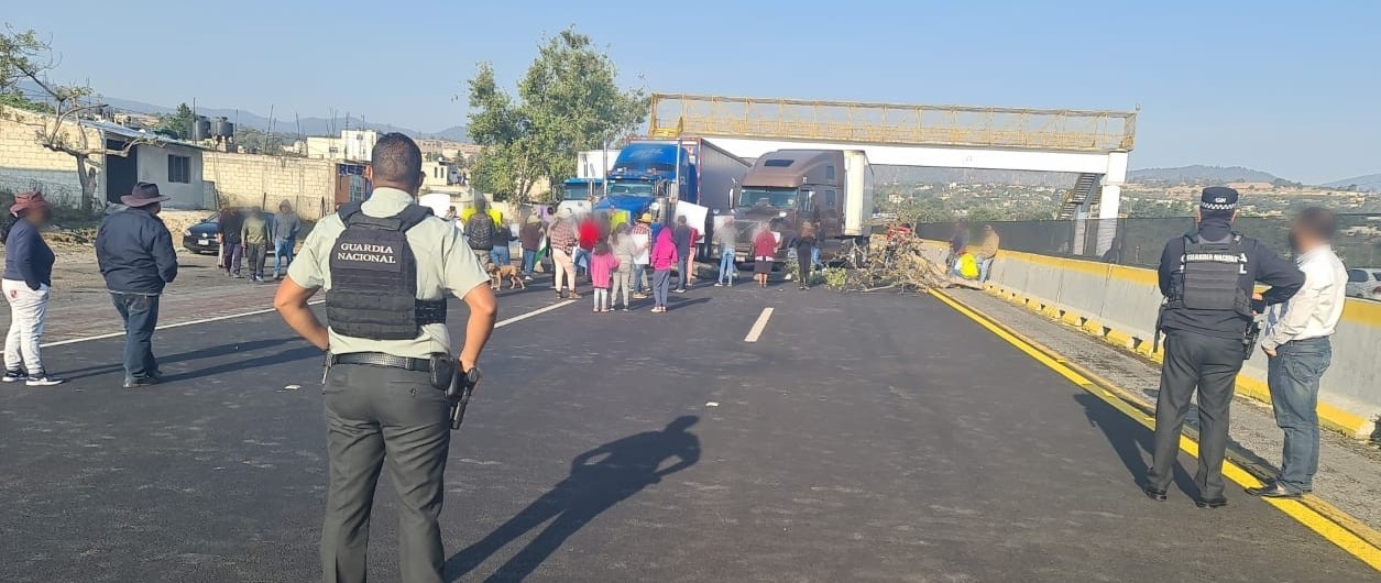 Ejidatarios bloquean la México-Puebla durante protesta