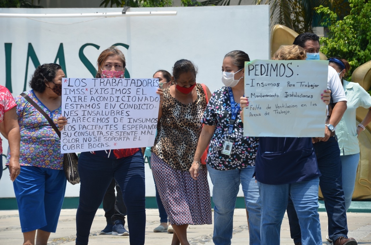 Trabajadores del IMSS protestaron esta tarde