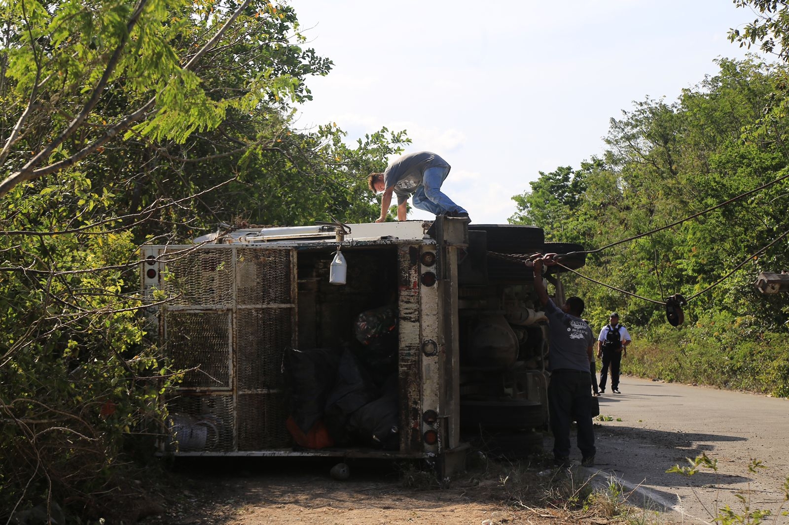 Camión de servicios generales sufre grave accidente en Playa del Carmen