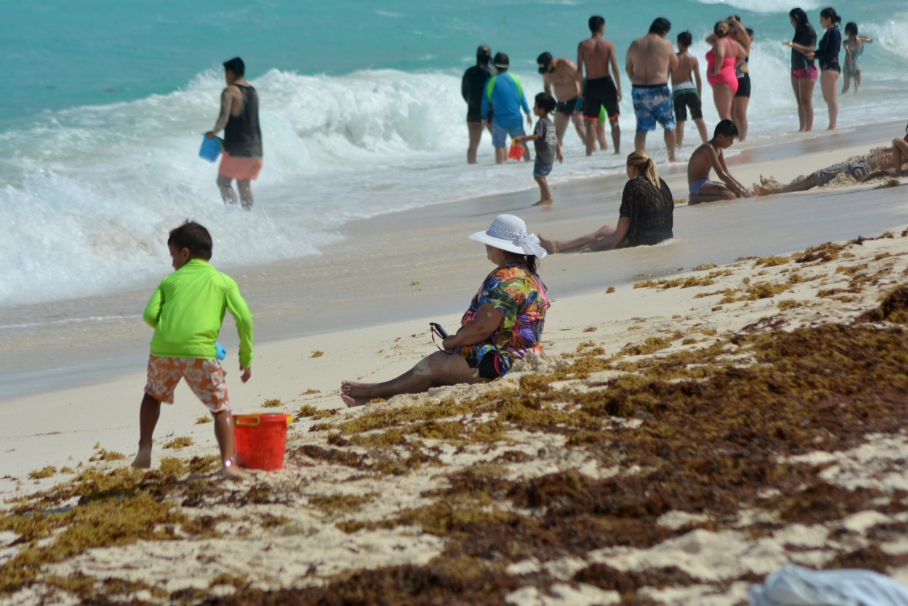 Playas de Cancún reciben a bañistas a pesar del sargazo y fuerte oleaje: FOTOS