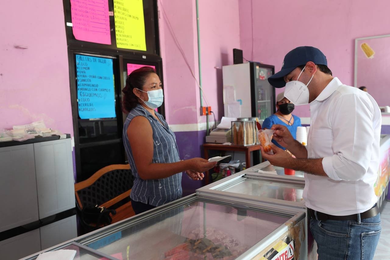 Mauricio Vila visita la nevería 'La Tropical', ubicada en Motul