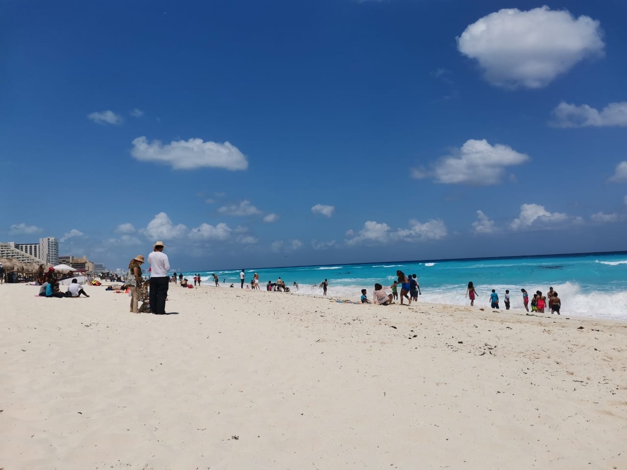 Erosión y sargazo, principales problemas de Playa Delfines en Cancún: FOTOS