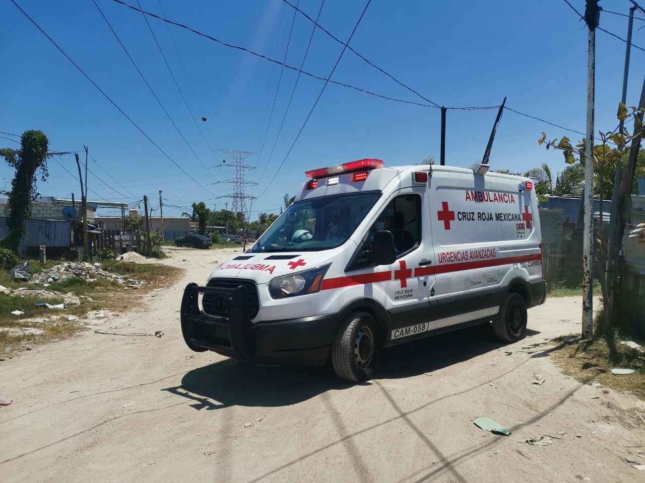 Las patrullas y ambulancia dieron vueltas por las calles de la colonia sin encontrar el cuerpo