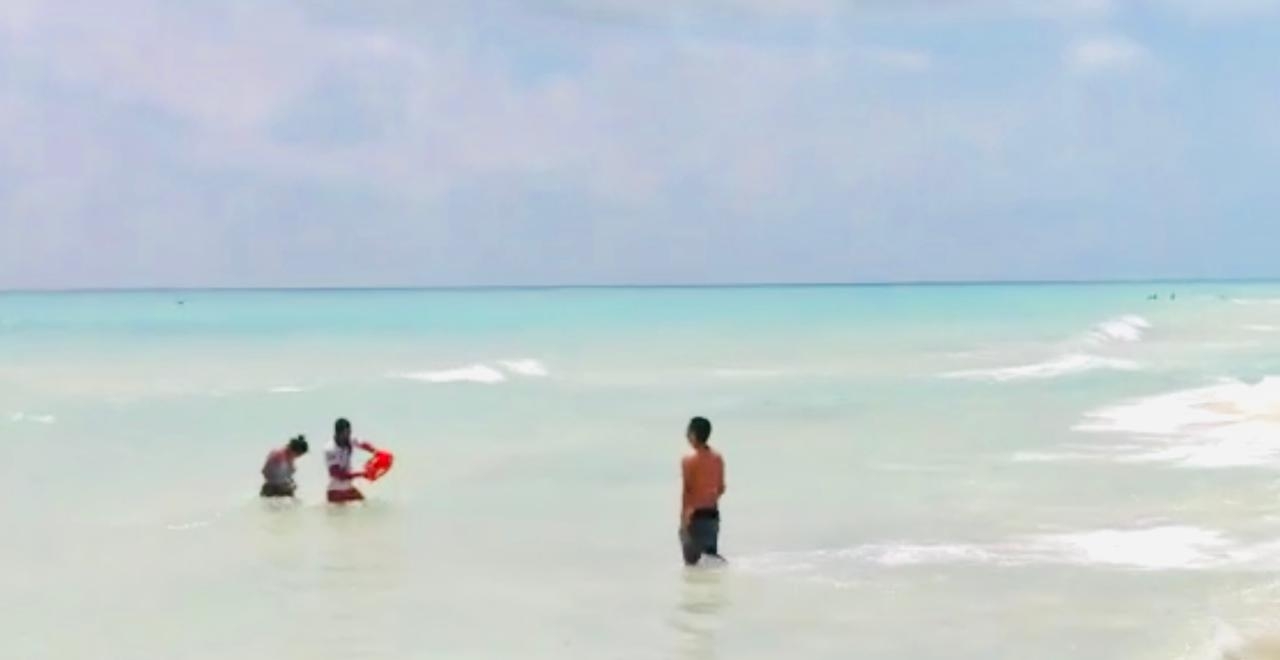 Guardavidas rescatan a turista a punto de ahogarse en Playa del Carmen