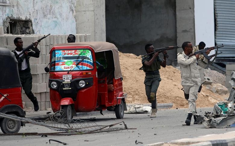 Militares somalíes aseguran la zona de un ataque (foto de archivo)