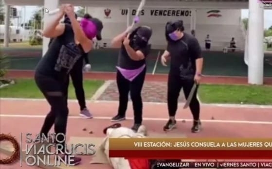 Encapuchadas 'golpean' a Cristo durante viacrucis en Tabasco: VIDEO