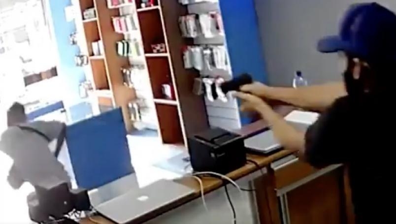 El dueño de la tienda disparó al asaltante por la espalda antes de que este lograra escapar