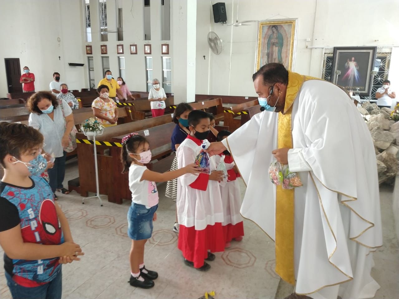 Párroco Rafael Olivera 'da la bendición' a niños y niñas de Chetumal en su día