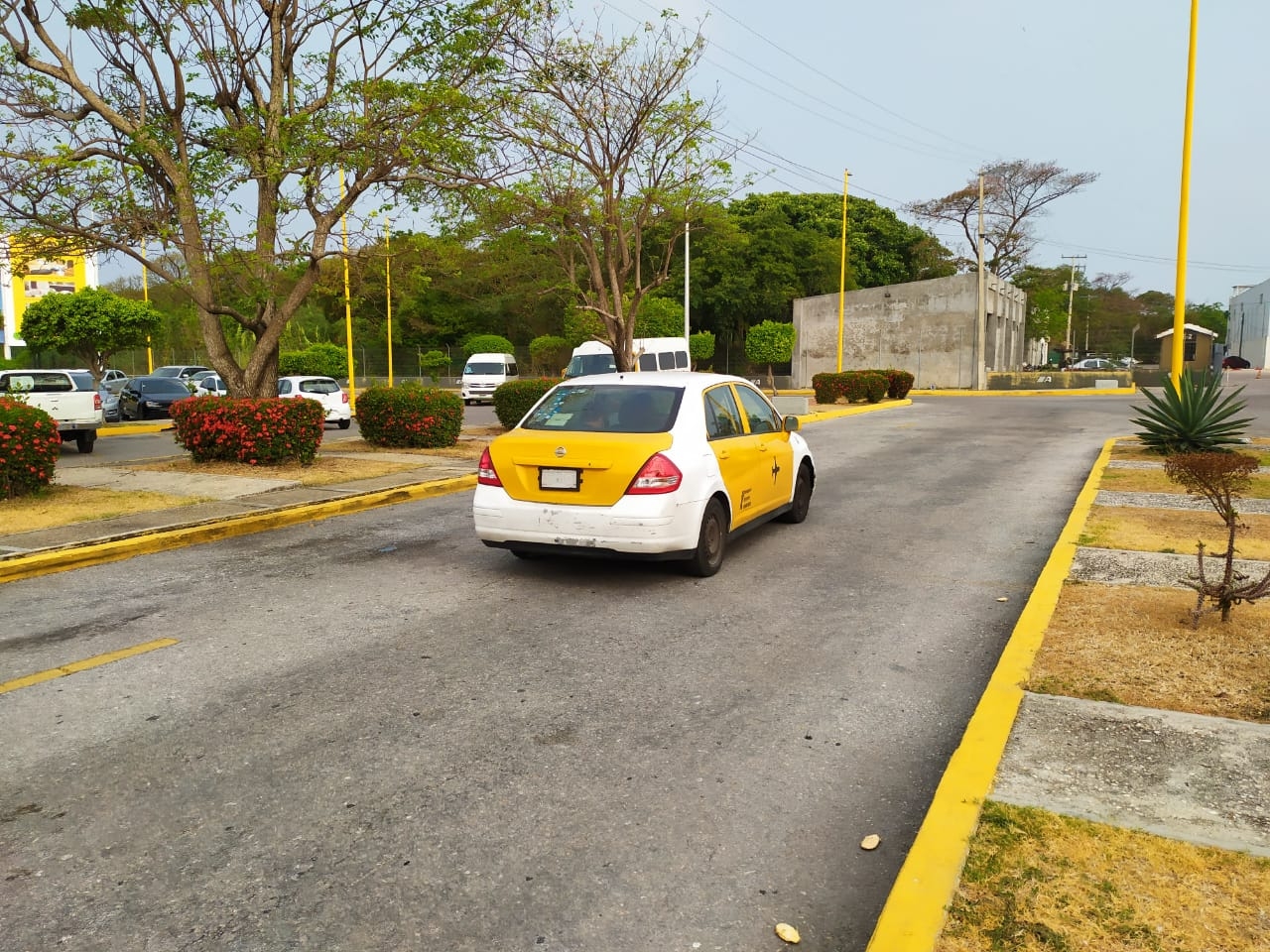 Por COVID-19, taxistas del aeropuerto de Ciudad del Carmen realizan viajes particulares