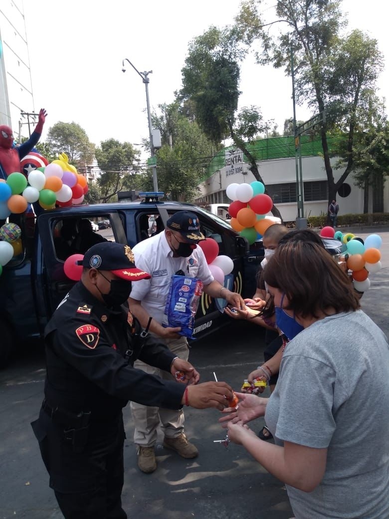 Policías capitalinos regalando dulces