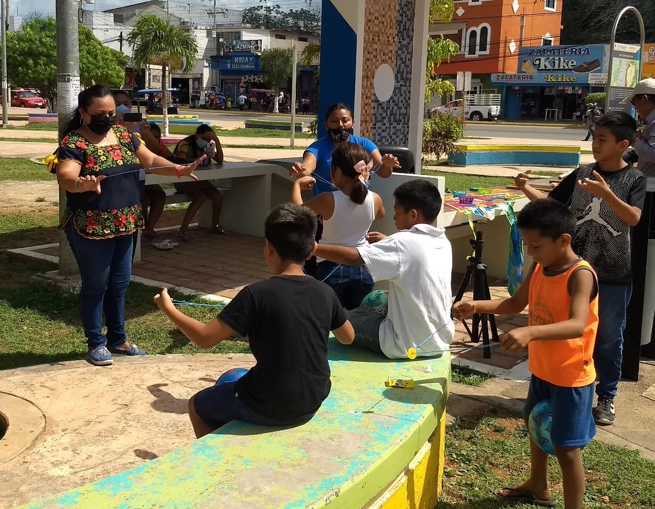 Biblioteca pública de José María Morelos realiza exposición de juegos tradicionales mayas