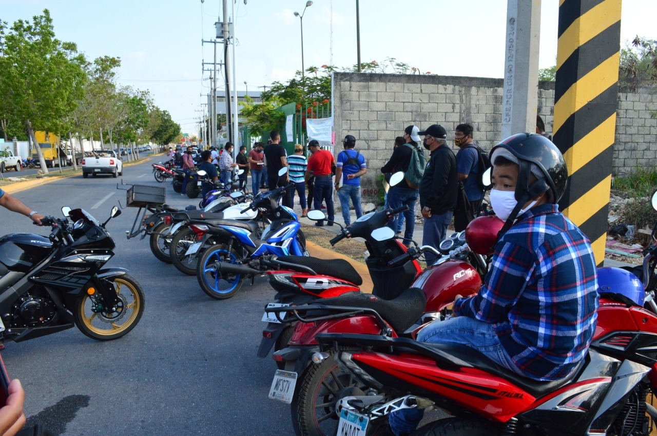 Algunas personas tardan hasta cuatro días en hacer un trámite