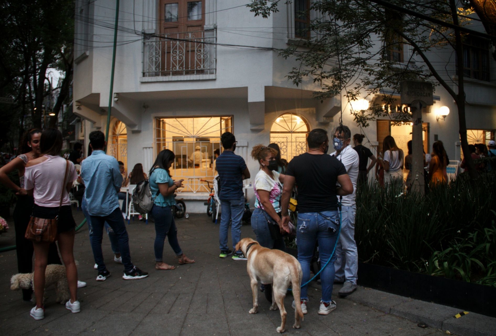 Capitalinos abarrotan las calles