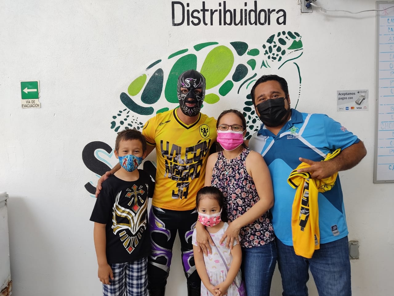 Halcón Negro Jr realiza firma de autógrafos y convive con los niños en Chetumal