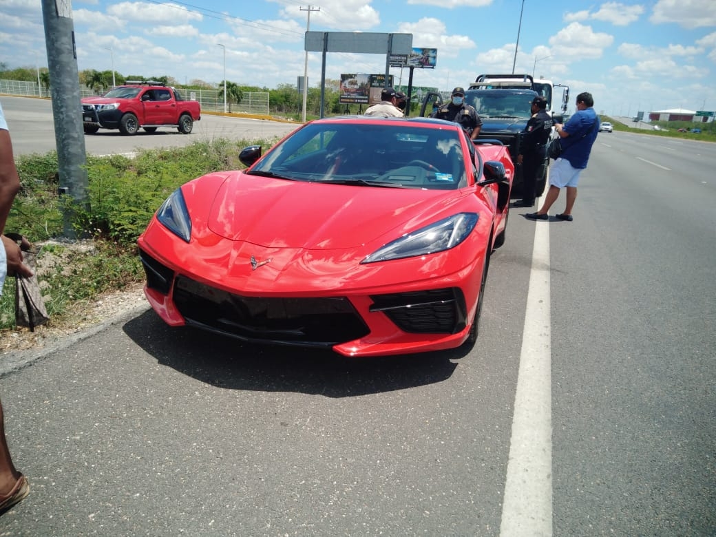 Interceptan dos autos de lujo en la carretera Mérida-Progreso