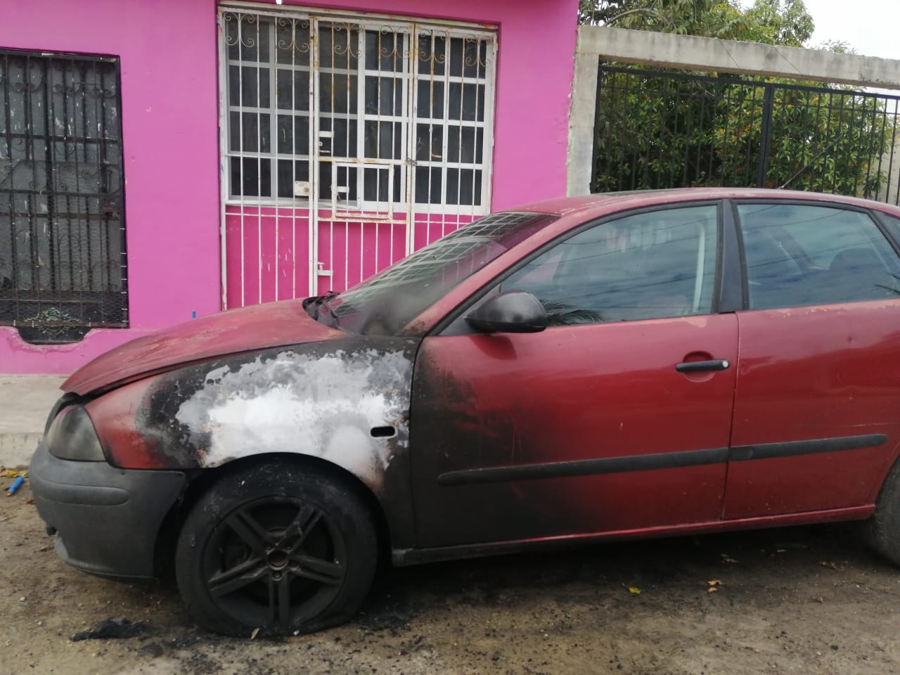 Se incendia automóvil en Chetumal por falla mecánica