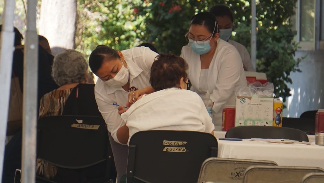 Adultos mayores acuden a vacunarse en Campeche