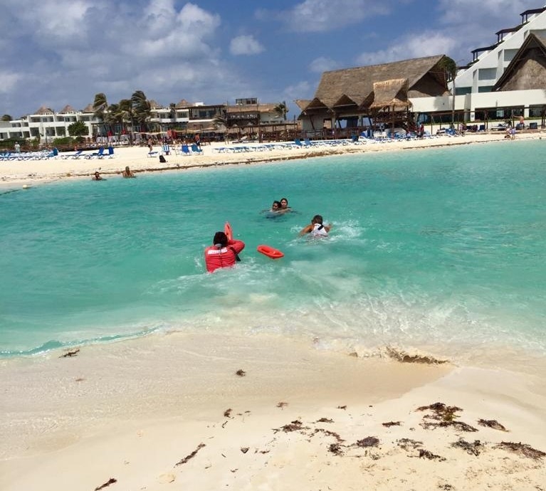 Guardavidas rescatan a mujer que era arrastrada por la marea en Isla Mujeres