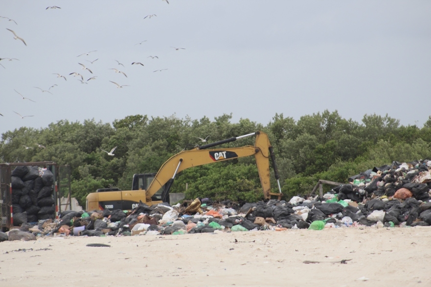 Incineran basura del relleno sanitario de Holbox; niegan haber enterrado desechos