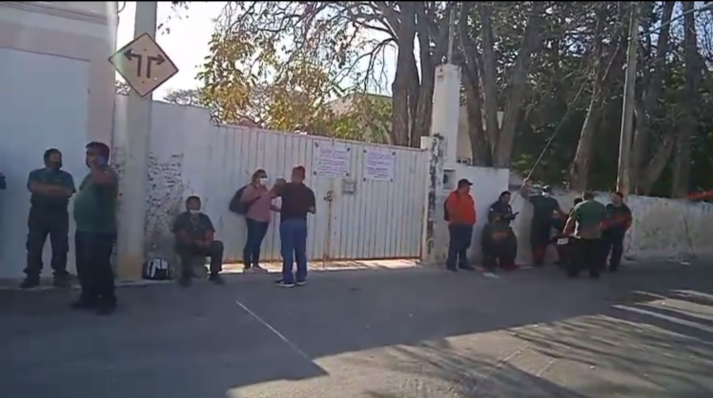 Trabajadores de Conafor se manifiestan por falta de equipo en Campeche: EN VIVO
