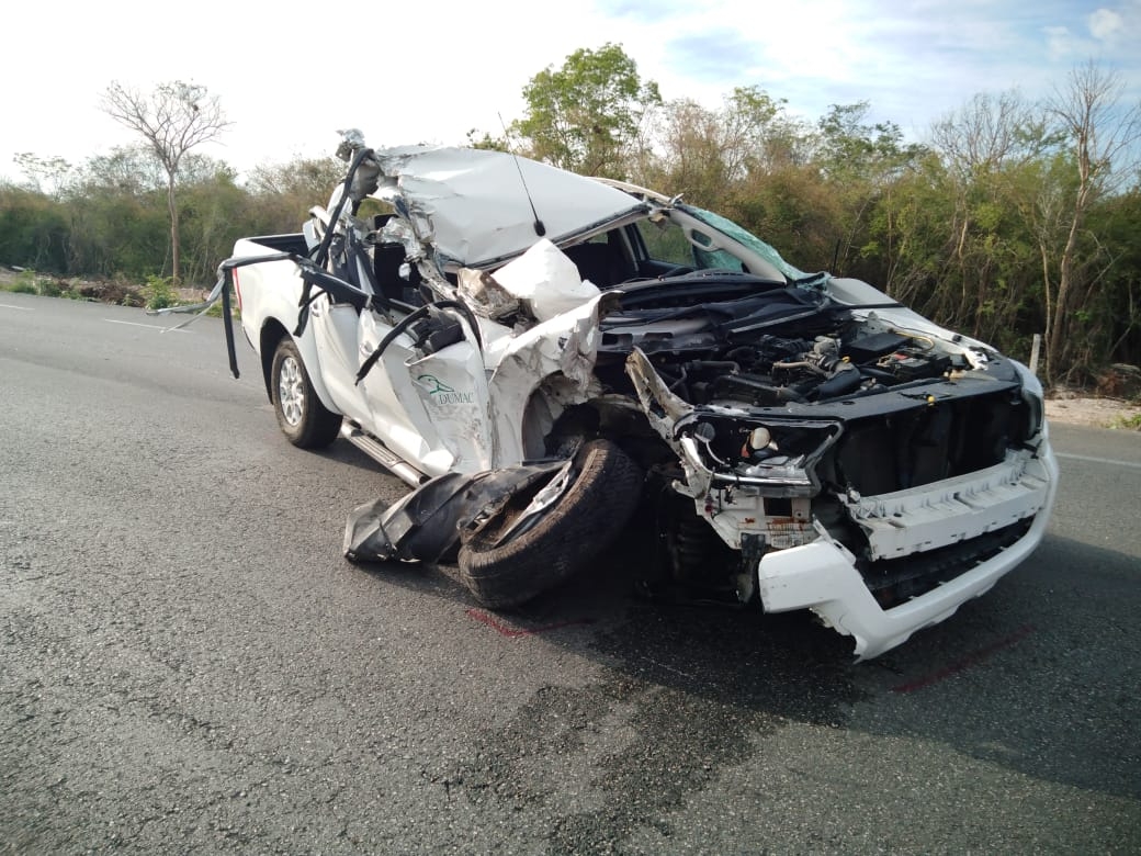 Se registra choque entre una camioneta y un volquete en carretera Mérida-Tetiz