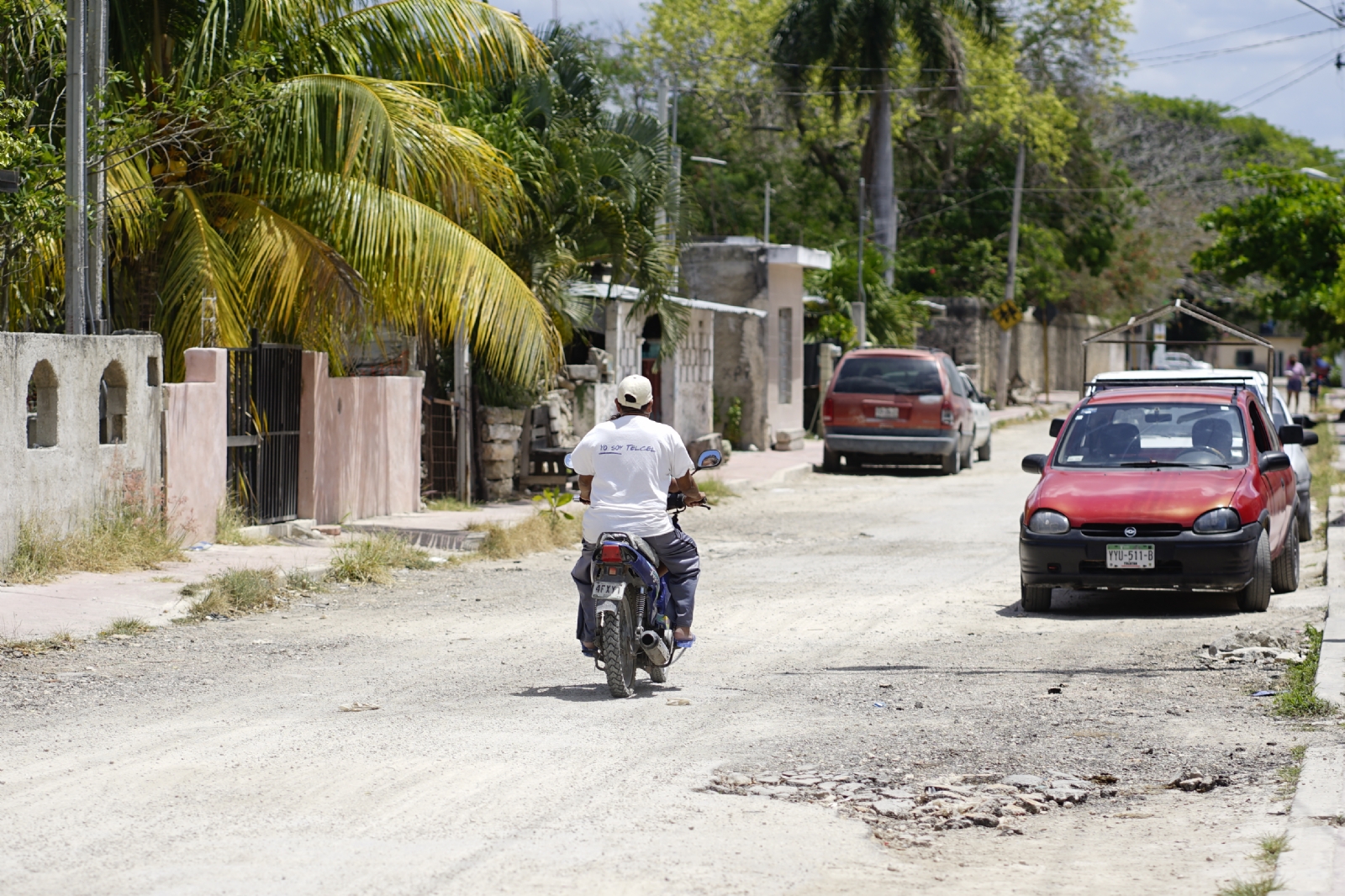 Calle principal llena de baches desde hace casi un año en Xcunyá, denuncian