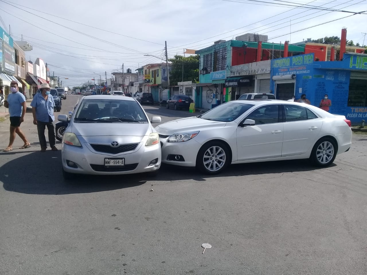 Dos automóviles chocan por no respetar un alto en la colonia centro en Chetumal