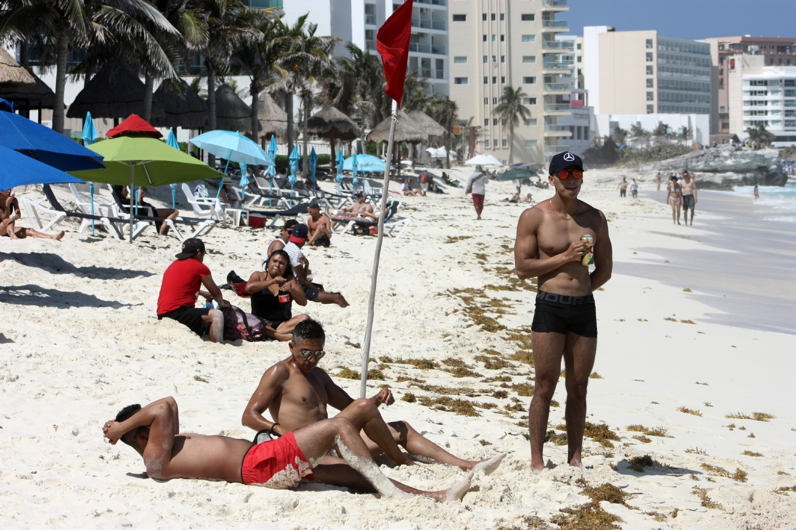 Bañistas asisten a las playas de Cancún luego de Semana Santa