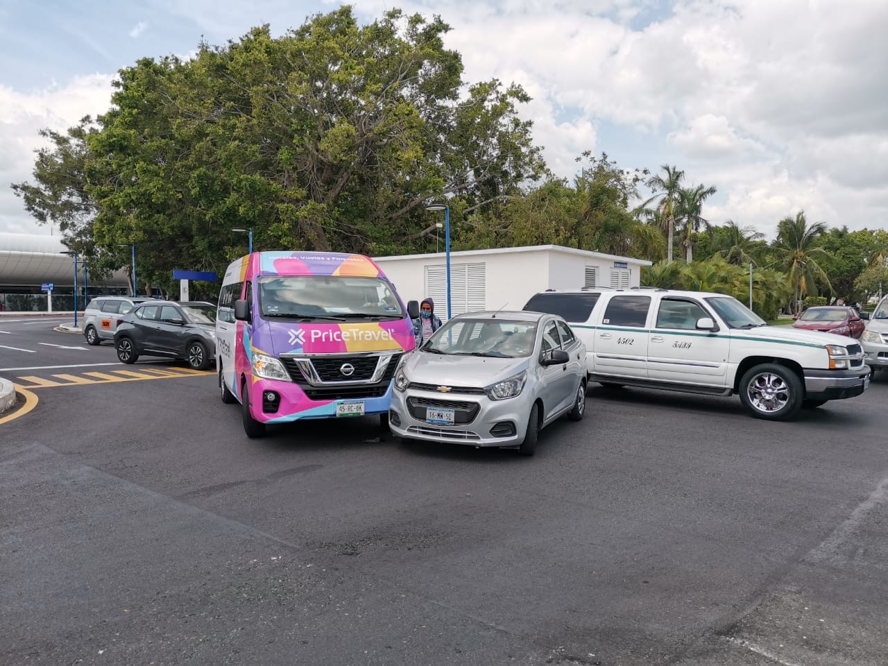 Automóvil de renta choca contra una camioneta en el aeropuerto de Cancún