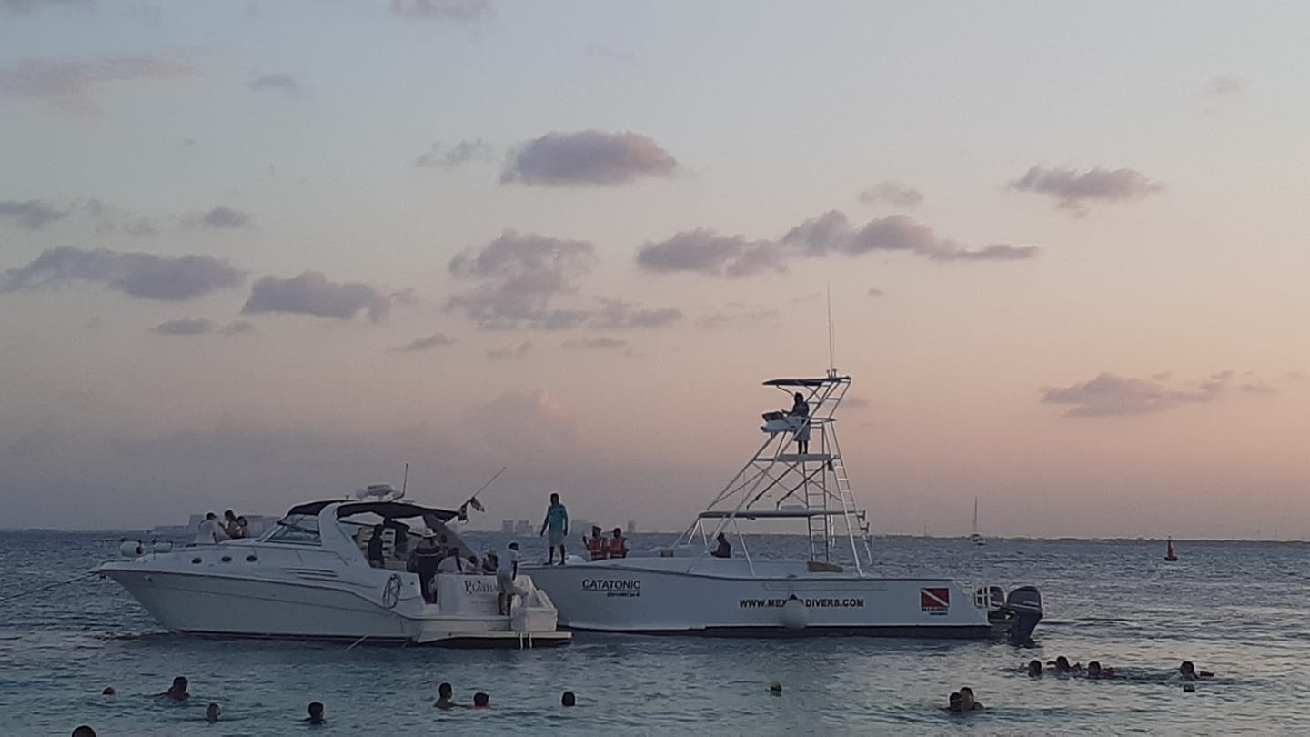 Yates irrespetan límite de boyas en playas de Isla Mujeres